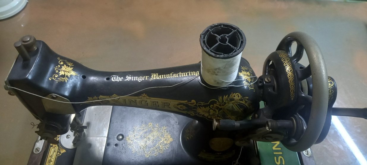 Siyah Sarı Vintage Singer Dikiş Makinesi - Görsel 2