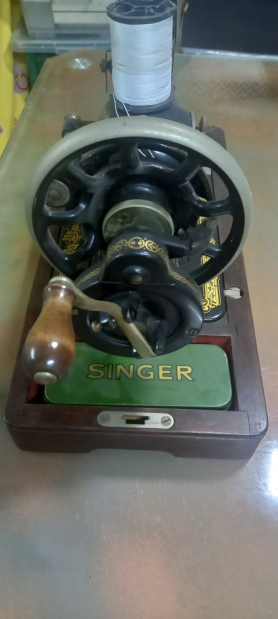 Siyah Sarı Vintage Singer Dikiş Makinesi - Görsel 4