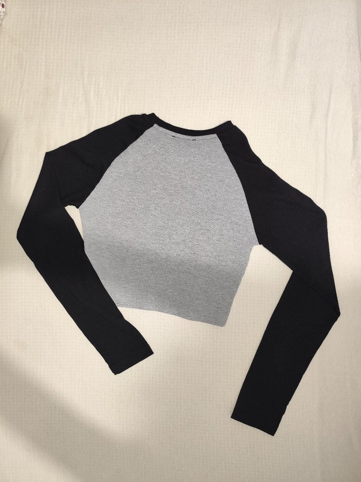 gri kolları siyah uzun kollu crop top - Görsel 3