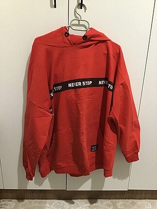 kırmızı yazılı hoodie sweatshirt
