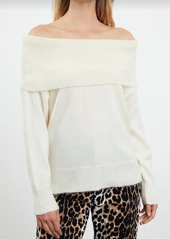 Beyaz Tüy Detaylı Kayık Yaka Kadın Kazak - Görsel 2