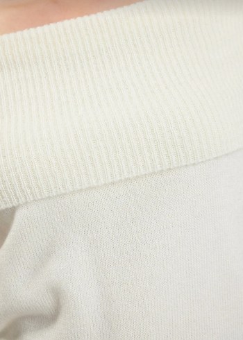 Beyaz Tüy Detaylı Kayık Yaka Kadın Kazak - Görsel 3