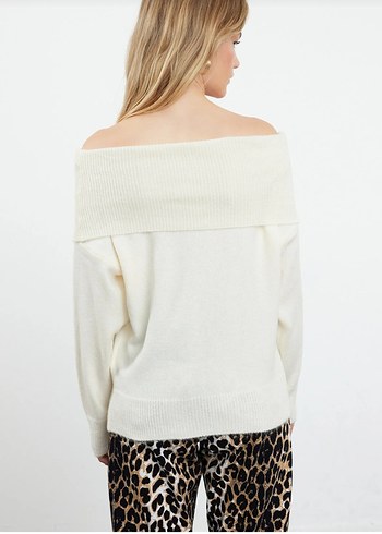 Beyaz Tüy Detaylı Kayık Yaka Kadın Kazak - Görsel 4