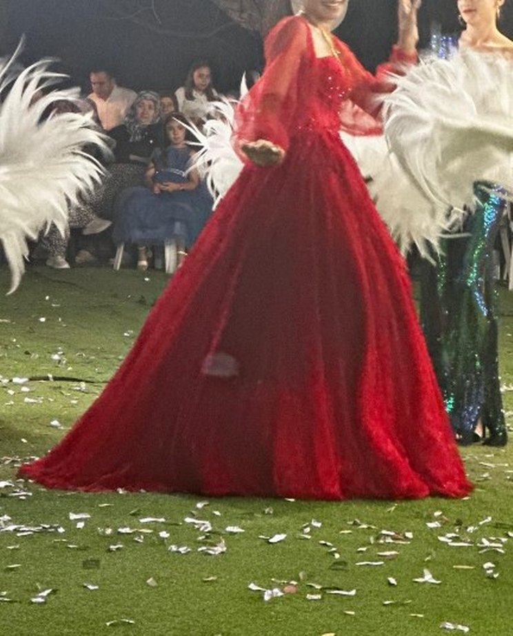 Kırmızı işlemeli tül Kollu Nişan kına  Elbisesi - Görsel 2