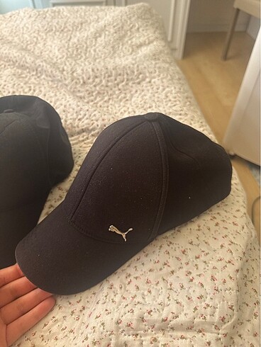 Puma puma ve düz siyah şapka