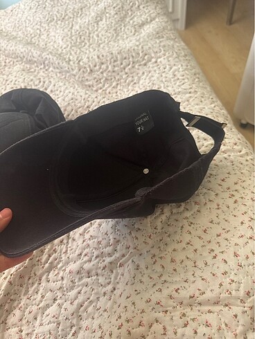 l Beden siyah Renk puma ve düz siyah şapka