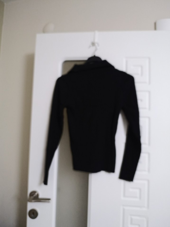 Kız Çocuk Siyah Düğmeli Boğazlı Bolero - Görsel 4