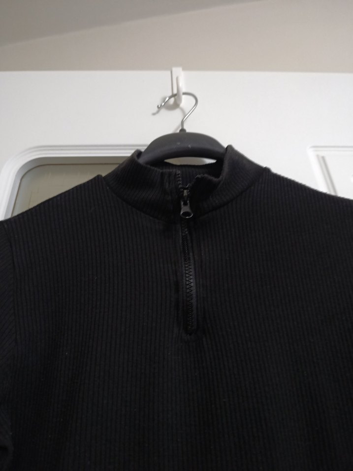 Kız Çocuk Siyah Düğmeli Boğazlı Bolero - Görsel 3