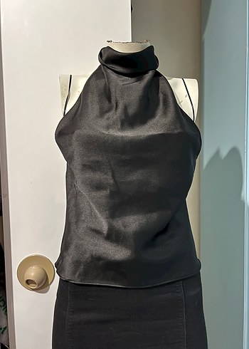 Siyah Drapeli Yüksek Yakalı Kolsuz Bluz - Görsel 2