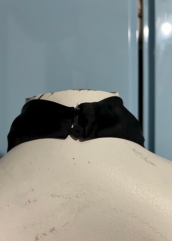 Siyah Drapeli Yüksek Yakalı Kolsuz Bluz - Görsel 8