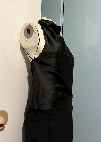 Siyah Drapeli Yüksek Yakalı Kolsuz Bluz - Görsel 3