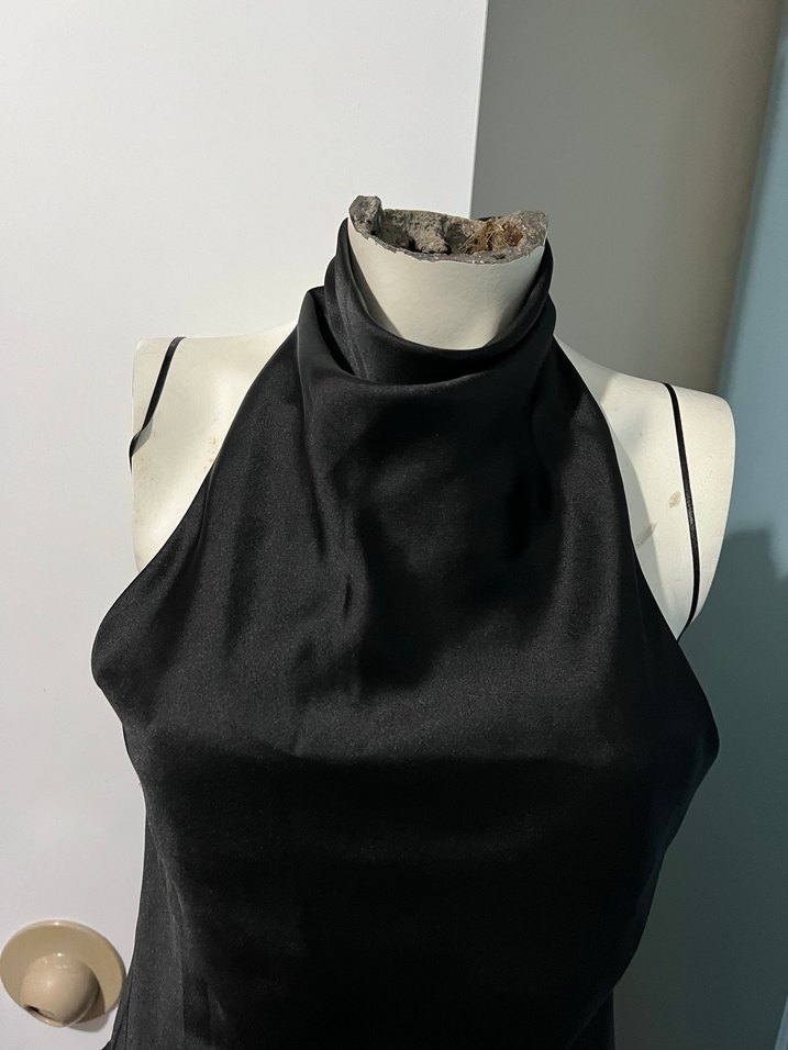 Siyah Drapeli Yüksek Yakalı Kolsuz Bluz - Görsel 5