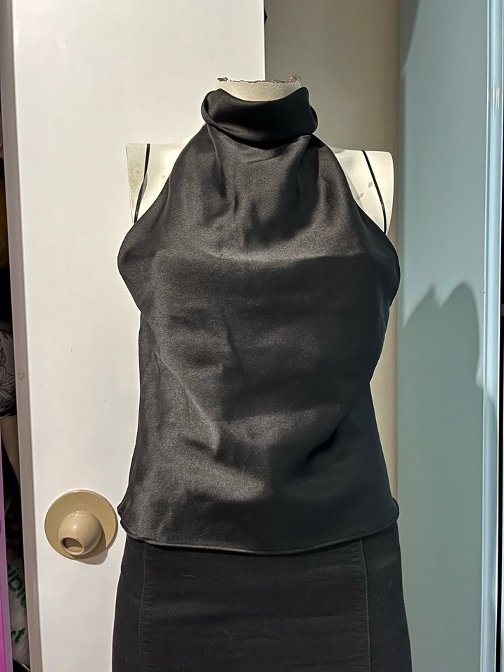 Siyah Drapeli Yüksek Yakalı Kolsuz Bluz - Görsel 2