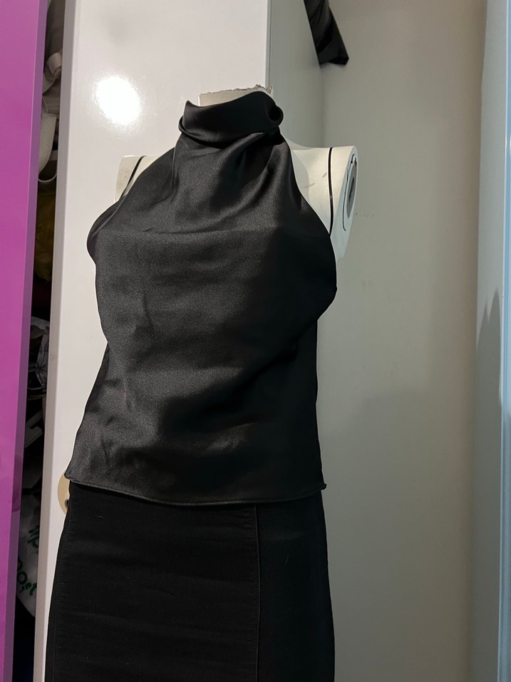 Siyah Drapeli Yüksek Yakalı Kolsuz Bluz - Görsel 4