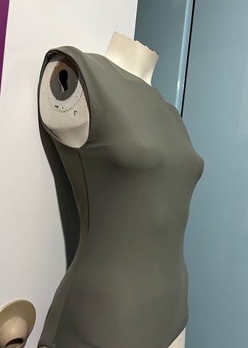 Haki Yüksek Yakalı Kolsuz Omuz Vatkalı Body - Görsel 2