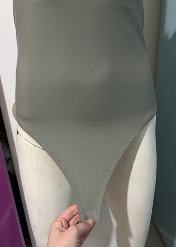 Haki Yüksek Yakalı Kolsuz Omuz Vatkalı Body - Görsel 3