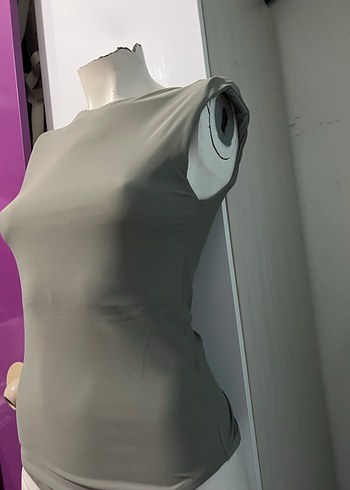Haki Yüksek Yakalı Kolsuz Omuz Vatkalı Body - Görsel 4