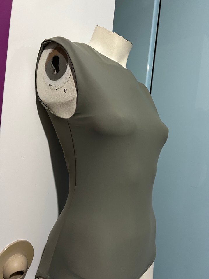 Haki Yüksek Yakalı Kolsuz Omuz Vatkalı Body - Görsel 2