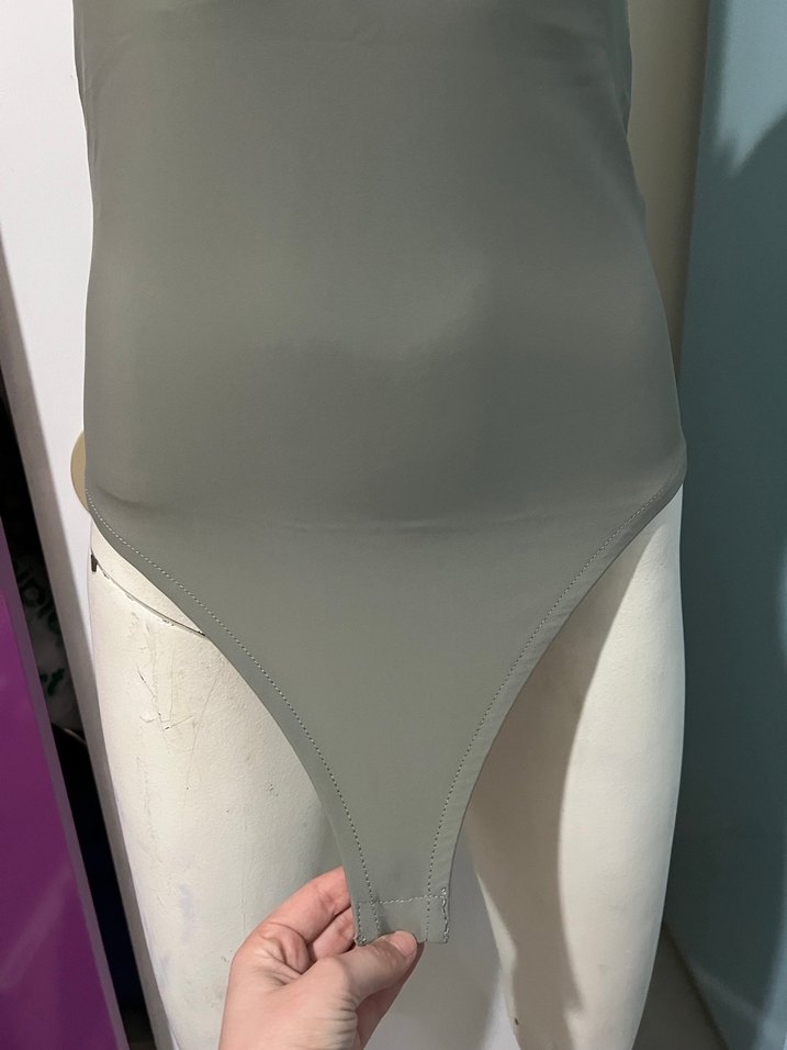 Haki Yüksek Yakalı Kolsuz Omuz Vatkalı Body - Görsel 3