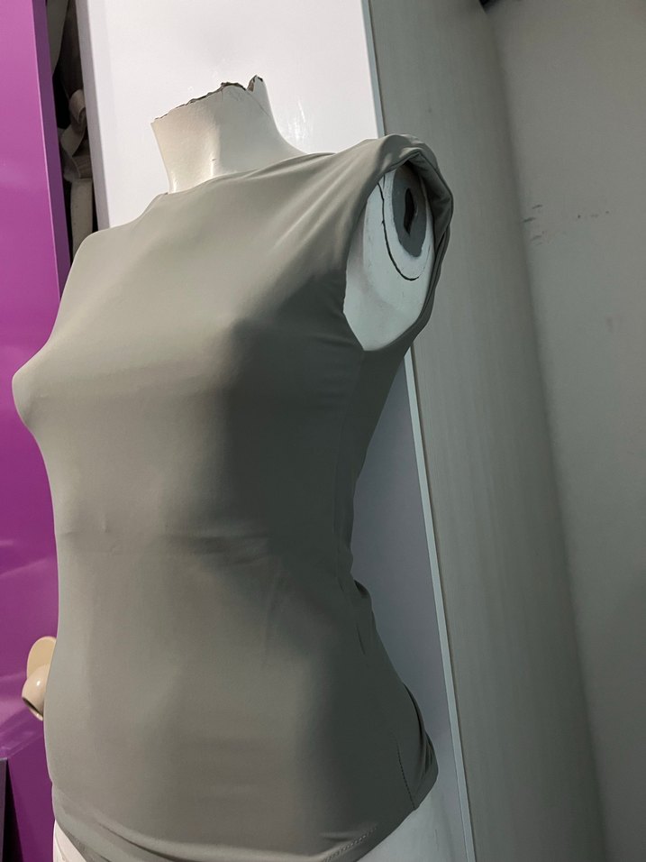 Haki Yüksek Yakalı Kolsuz Omuz Vatkalı Body - Görsel 4