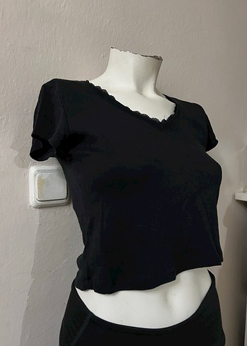Siyah V Yaka Kısa Kollu Crop Top - Görsel 4