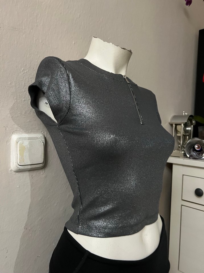 Gri V Yaka Kısa Fermuarlı Crop Top - Görsel 3