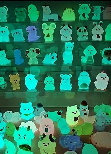 4 Adet karanlikta parlayan mini figürler...