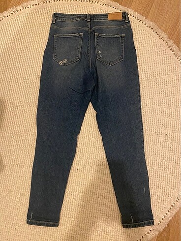 Zara İnci detaylı jean