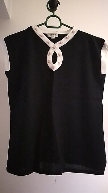 m Beden siyah Renk Perlina marka triko bluz 38 bedene uyumludur.