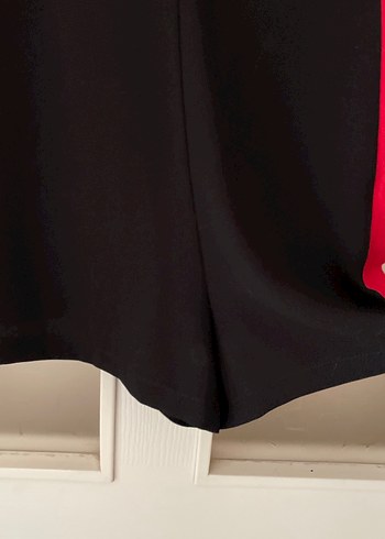 V Yaka Kırmızı Siyah Kısa Tulum - Görsel 2