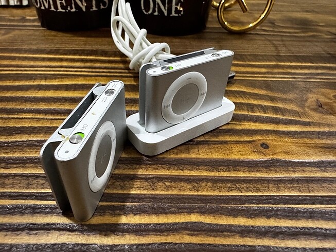  Beden 2 Adet ipod Shuffle ve Şarj Standı Orj.