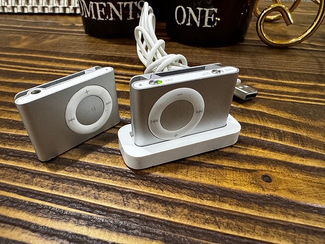 2 Adet ipod Shuffle ve Şarj Standı Orj.