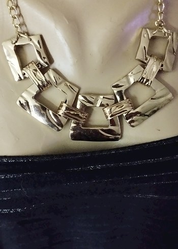 Zincir Detaylı Altın Rengi Midi Kolye - Görsel 3