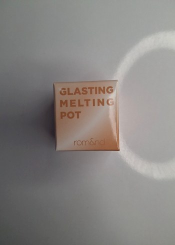 rom&nd Glasting Melting Pot Parlak Bej Lip Gloss
