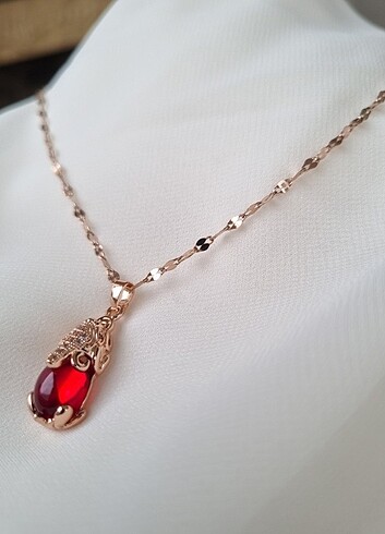 Rose gold renk ve kırmızı taş desenli çelik kolye