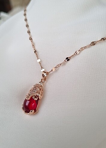 Diğer Rose gold renk ve kırmızı taş desenli çelik kolye