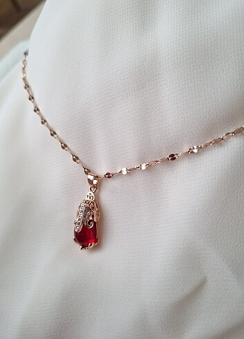 Beden Rose gold renk ve kırmızı taş desenli çelik kolye
