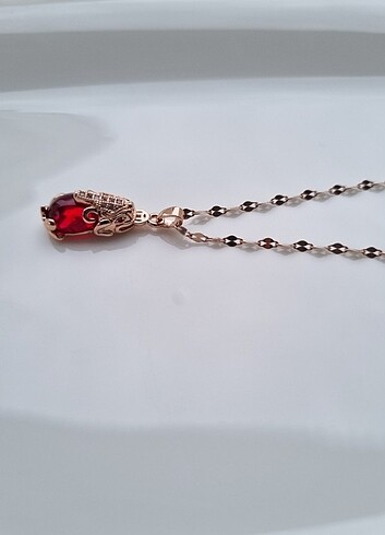 Beden çeşitli Renk Rose gold renk ve kırmızı taş desenli çelik kolye