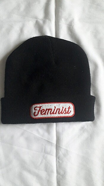 feminist yazılı siyah bere