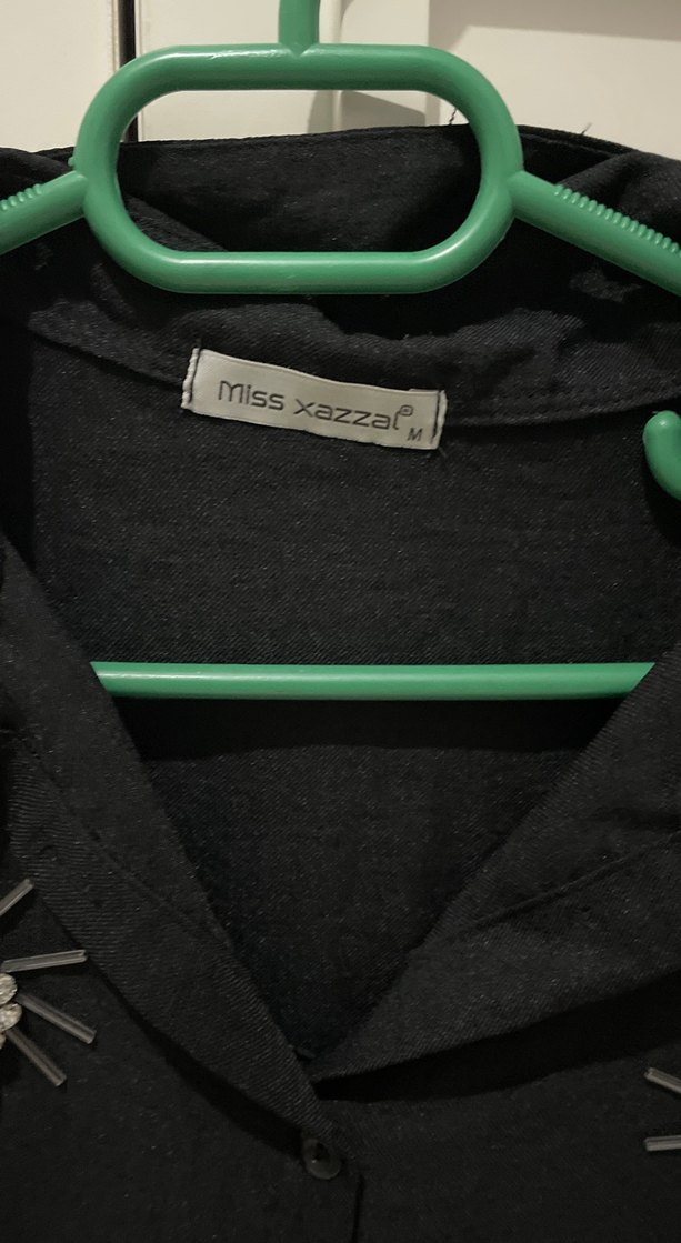 Düğmeli Siyah Nakışlı Uzun Kollu Gömlek - Görsel 3