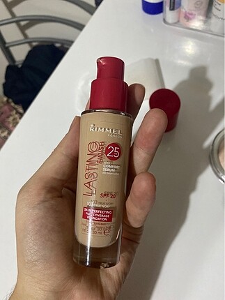 Rimmel London fondöten