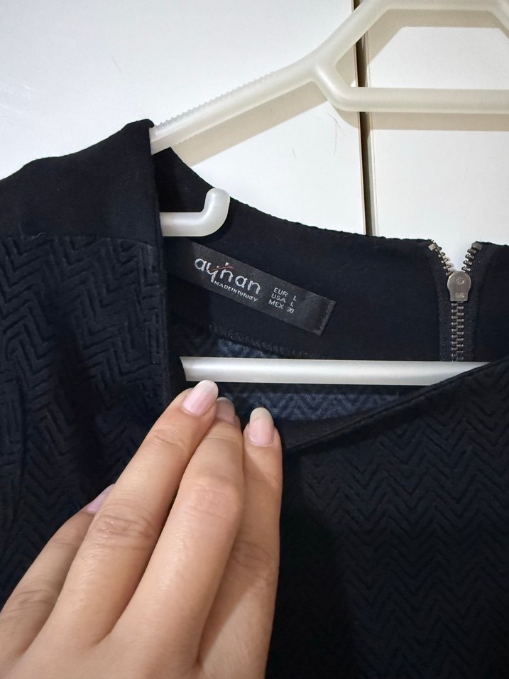 V Yaka Siyah Midi Elbise - Görsel 4