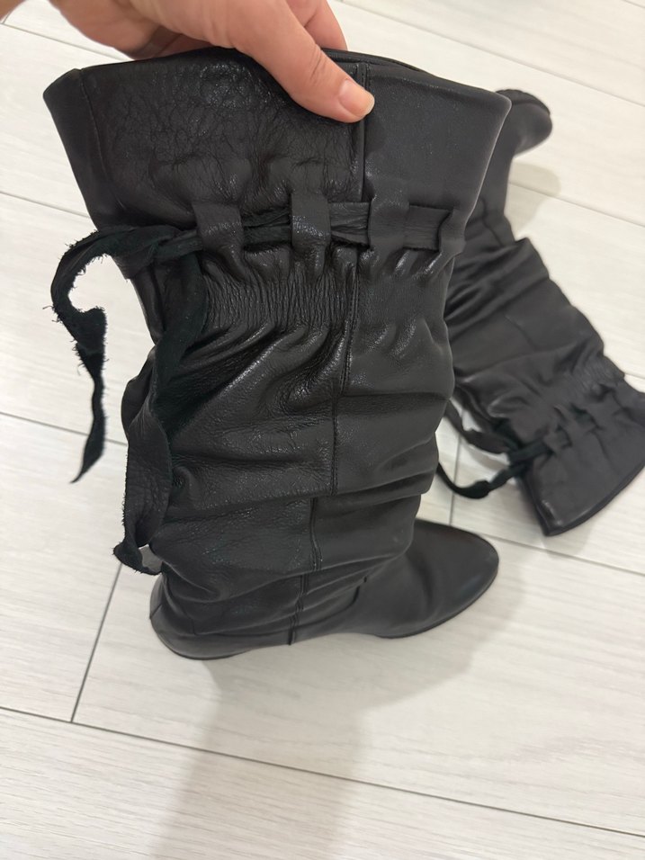 Kemer Detaylı Siyah Platform Çizme - Görsel 2