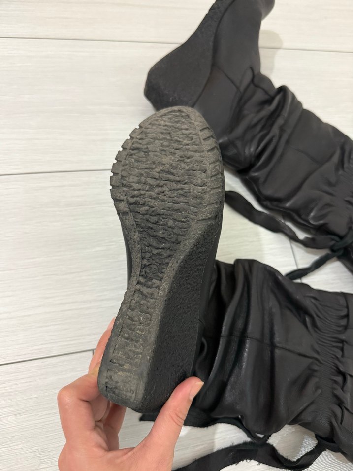 Kemer Detaylı Siyah Platform Çizme - Görsel 4