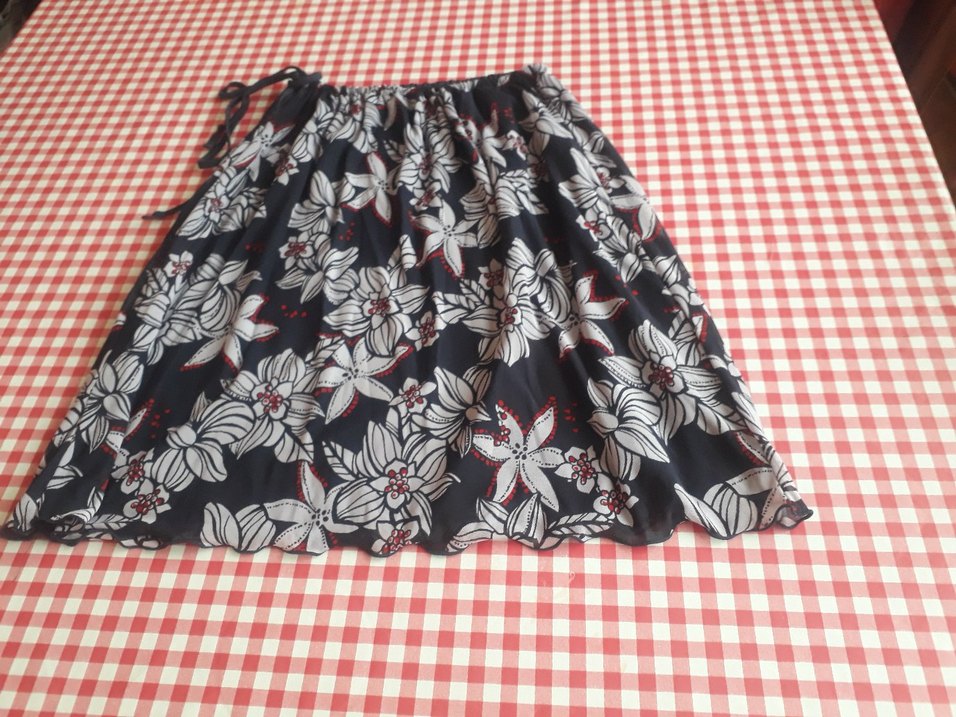 Siyah Çiçek Desenli Midi Etek - Görsel 3