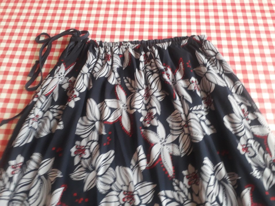 Siyah Çiçek Desenli Midi Etek - Görsel 4