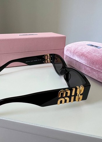 Miu Miu Klasik Siyah Kadın Güneş Gözlüğü - Görsel 3