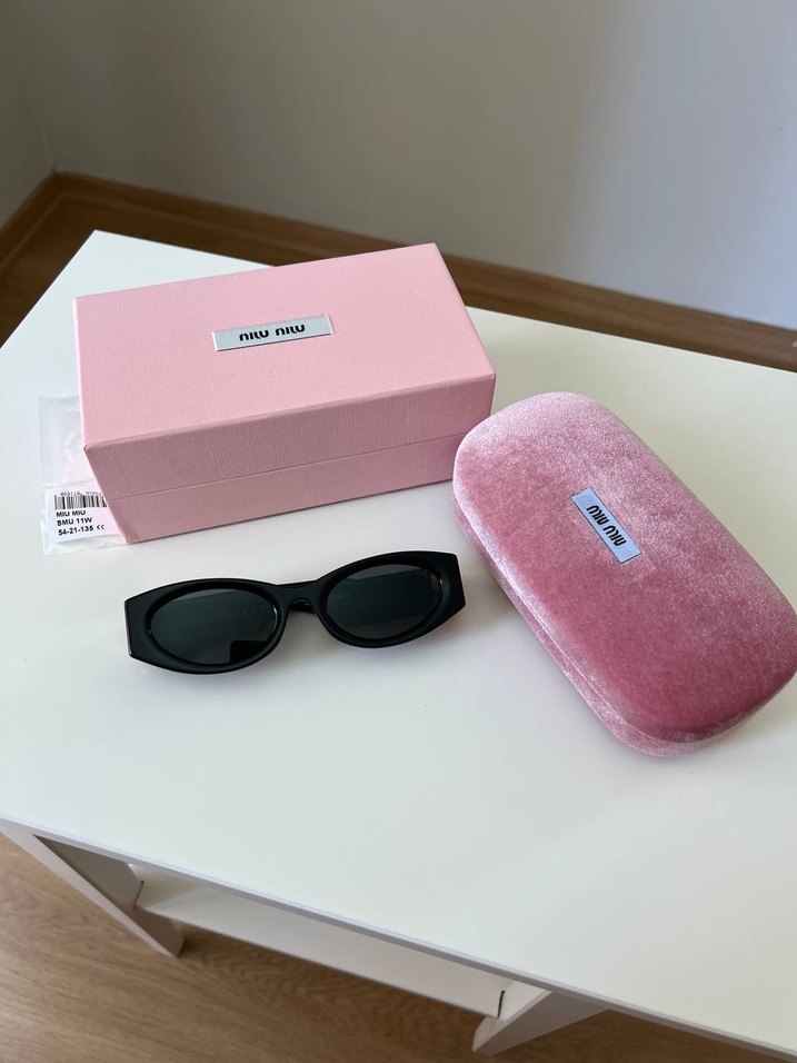Miu Miu Klasik Siyah Kadın Güneş Gözlüğü - Görsel 2