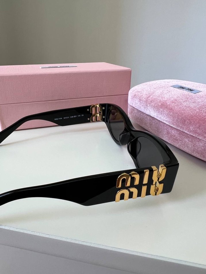 Miu Miu Klasik Siyah Kadın Güneş Gözlüğü - Görsel 3