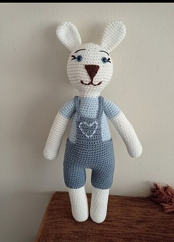 Amigurumi oyuncak tavşan figürü